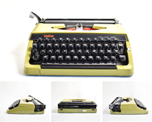 Afbeelding in Gallery-weergave laden, 1977 Brother De Luxe 220 typemachine