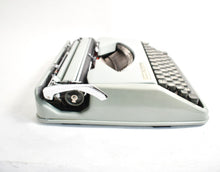 Afbeelding in Gallery-weergave laden, Hermes Baby-typemachine uit 1975