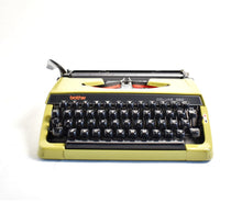 Afbeelding in Gallery-weergave laden, 1977 Brother De Luxe 220 typemachine