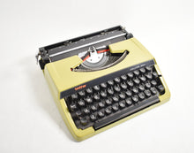 Afbeelding in Gallery-weergave laden, 1977 Brother De Luxe 220 typemachine