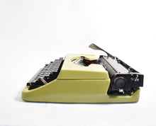 Afbeelding in Gallery-weergave laden, 1977 Brother De Luxe 220 typemachine
