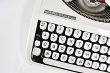 Afbeelding in Gallery-weergave laden, Hermes Baby Typemachine uit 1973 - Frans en Engels toetsenbord AZERTY