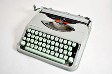 Afbeelding in Gallery-weergave laden, Hermes Baby Typemachine uit 1962 - qwertz