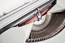 Afbeelding in Gallery-weergave laden, Hermes Baby Typemachine uit 1962 - qwertz