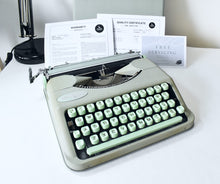 Afbeelding in Gallery-weergave laden, Draagbare Seafoam Hermes babytypemachine uit 1957