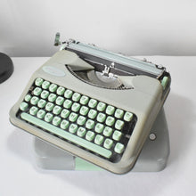 Afbeelding in Gallery-weergave laden, Draagbare Seafoam Hermes babytypemachine uit 1957