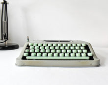 Afbeelding in Gallery-weergave laden, Draagbare Seafoam Hermes babytypemachine uit 1957