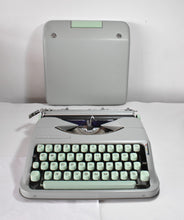 Afbeelding in Gallery-weergave laden, Hermes Baby Typemachine uit 1961 - Elite, QWERTY