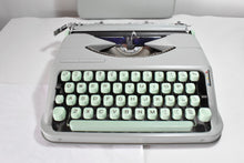 Afbeelding in Gallery-weergave laden, Hermes Baby Typemachine uit 1961 - Elite, QWERTY