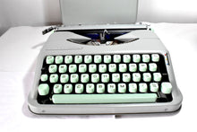 Afbeelding in Gallery-weergave laden, Hermes Baby Typemachine uit 1961 - Elite, QWERTY