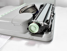 Afbeelding in Gallery-weergave laden, Hermes Baby Typemachine uit 1961 - Elite, QWERTY