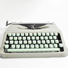Afbeelding in Gallery-weergave laden, Hermes Baby Typemachine uit 1958 - Engels QWERTY