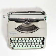 Afbeelding in Gallery-weergave laden, Hermes Baby Typemachine uit 1958 - Engels QWERTY