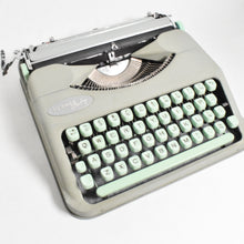 Afbeelding in Gallery-weergave laden, Hermes Baby Typemachine uit 1958 - Engels QWERTY