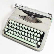 Afbeelding in Gallery-weergave laden, Hermes Baby Typemachine uit 1958 - Engels QWERTY