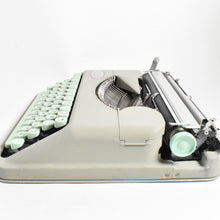 Afbeelding in Gallery-weergave laden, Hermes Baby Typemachine uit 1958 - Engels QWERTY
