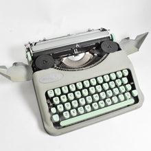 Afbeelding in Gallery-weergave laden, Hermes Baby Typemachine uit 1958 - Engels QWERTY