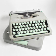 Afbeelding in Gallery-weergave laden, Hermes Baby Typemachine uit 1958 - Engels QWERTY