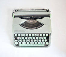 Afbeelding in Gallery-weergave laden, Hermes Baby Typemachine uit 1956