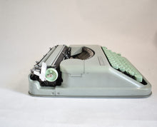 Afbeelding in Gallery-weergave laden, Hermes Baby Typemachine uit 1956