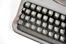 Afbeelding in Gallery-weergave laden, Hermes Baby Typemachine uit 1956 - Militair