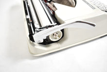 Afbeelding in Gallery-weergave laden, Hermes Baby-typemachine uit 1975