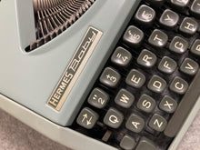 Afbeelding in Gallery-weergave laden, Hermes Baby-typemachine uit 1975