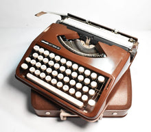 Afbeelding in Gallery-weergave laden, Olivetti Lettera 82 Typemachine - Chocoladebruin