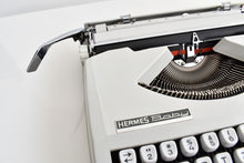 Afbeelding in Gallery-weergave laden, Hermes Baby-typemachine uit 1972