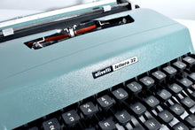 Afbeelding in Gallery-weergave laden, Olivetti Lettera 32 typemachine uit 1967