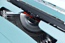 Afbeelding in Gallery-weergave laden, Olivetti Lettera 32 typemachine uit 1967