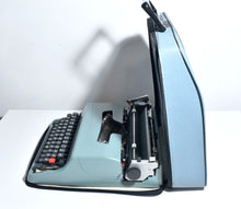 Afbeelding in Gallery-weergave laden, Olivetti Lettera 32 typemachine uit 1967