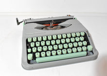 Afbeelding in Gallery-weergave laden, Hermes Baby Typemachine uit 1963