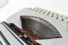 Afbeelding in Gallery-weergave laden, Hermes Baby Typemachine uit 1963