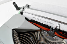 Afbeelding in Gallery-weergave laden, Hermes Baby Typemachine uit 1963