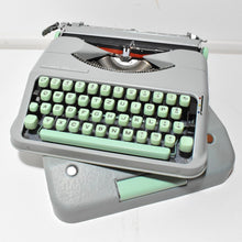 Afbeelding in Gallery-weergave laden, Hermes Baby Typemachine uit 1963