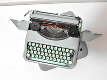 Afbeelding in Gallery-weergave laden, Hermes Baby Typemachine uit 1963