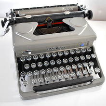 Load image into Gallery viewer, Stunning 1951 Everest Mod. 90 Typewriter