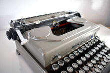 Load image into Gallery viewer, Stunning 1951 Everest Mod. 90 Typewriter