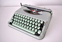 Afbeelding in Gallery-weergave laden, Hermes Baby Typemachine uit 1956