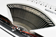 Afbeelding in Gallery-weergave laden, Hermes Baby Typemachine uit 1976 - Engels toetsenbord