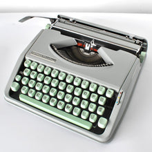 Afbeelding in Gallery-weergave laden, Hermes Baby Typemachine uit 1965, zwarte luxe koffer *Gereserveerd voor J.*