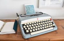 Afbeelding in Gallery-weergave laden, 1972 Brother De Luxe Typemachine