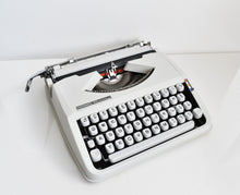 Afbeelding in Gallery-weergave laden, Hermes Baby-typemachine uit 1972