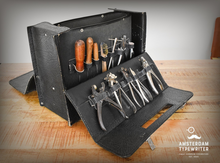 Afbeelding in Gallery-weergave laden, Vintage leren reparatiegereedschapstas uit de jaren 70