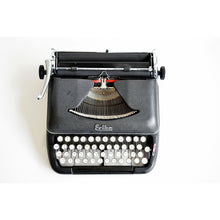 Afbeelding in Gallery-weergave laden, ZEER ZELDZAAM* 1961 Hebreeuwse Erika 12 met glazen toetsen