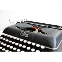 Afbeelding in Gallery-weergave laden, ZEER ZELDZAAM* 1961 Hebreeuwse Erika 12 met glazen toetsen