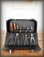 Afbeelding in Gallery-weergave laden, Vintage leren reparatiegereedschapstas uit de jaren 70