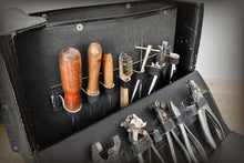 Afbeelding in Gallery-weergave laden, Vintage leren reparatiegereedschapstas uit de jaren 70