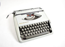 Afbeelding in Gallery-weergave laden, Hermes Baby-typemachine uit 1975
